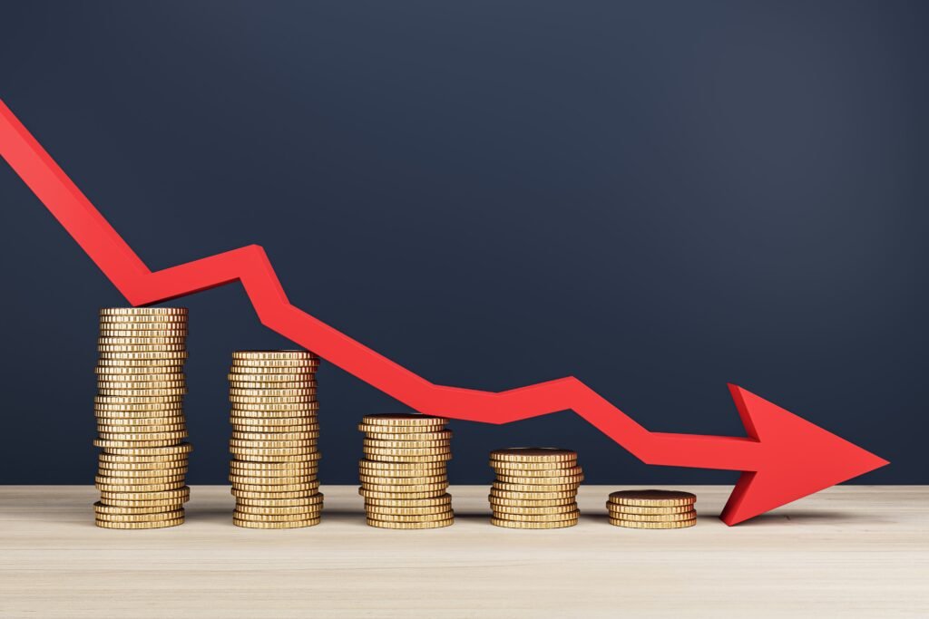 pilas de monedas con una flecha roja que indica una recesion en un fondo oscuro concepto de crisis financiera 3d rendering