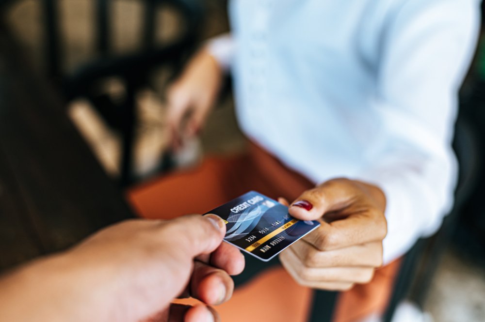 Cómo usar una tarjeta de crédito sin pagar intereses 2 Cómo usar una tarjeta de crédito sin pagar intereses